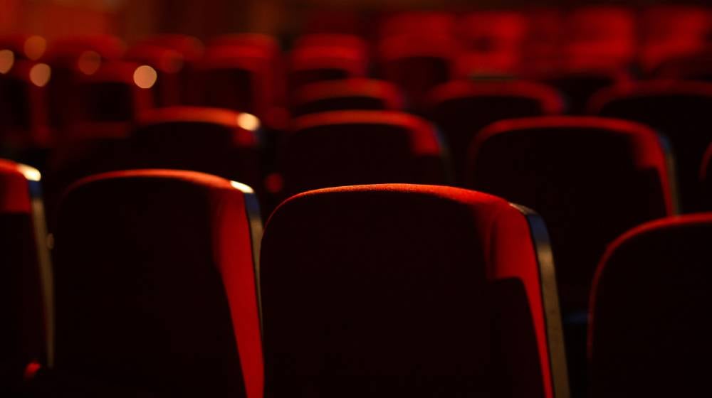 Έλληνες ηθοποιοί έπεσαν από τη σκηνή και χτύπησαν τα κεφάλια τους στον τοίχο